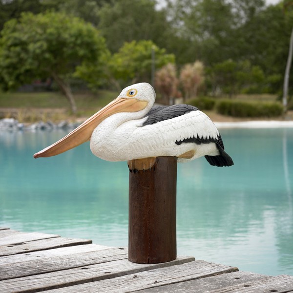 Pelikan auf Säule