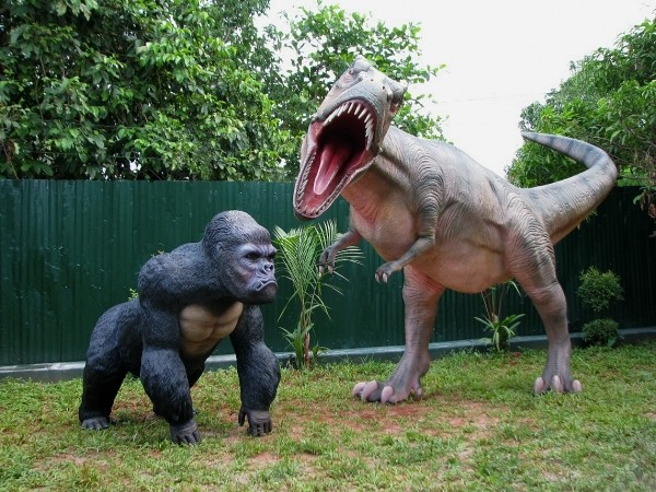 Dinosaurier Tyrannosaurus mit Gorilla