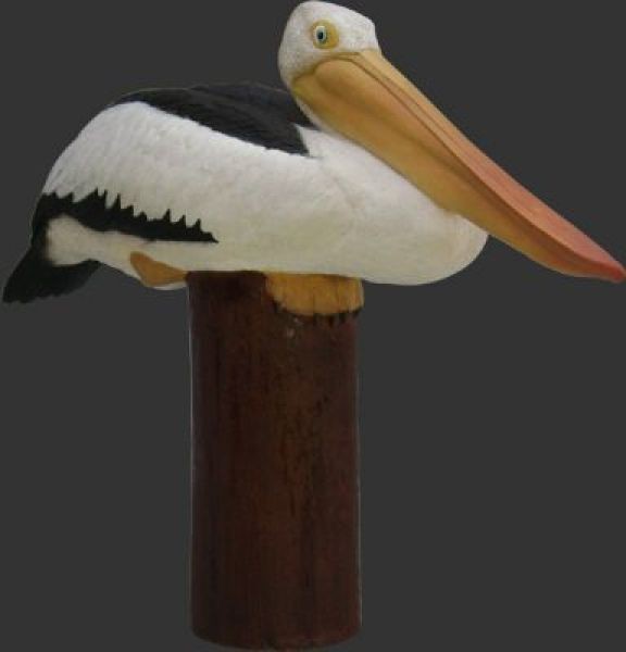 Pelikan auf Säule