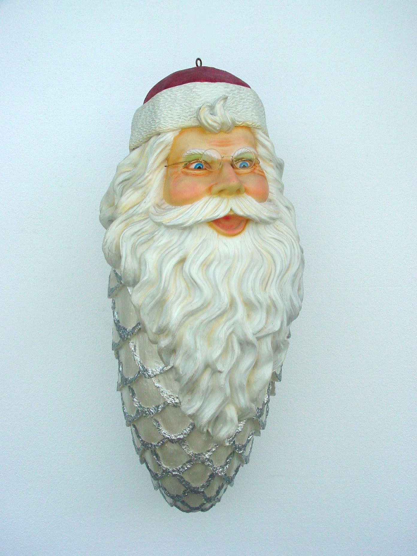 großes Weihnachtsmanngesicht mit Bart als Weihnachtszapfen