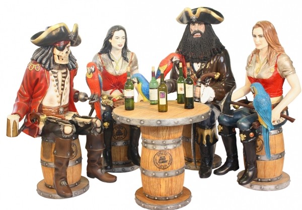 Piraten auf Weinfässern mit Weinfasstisch