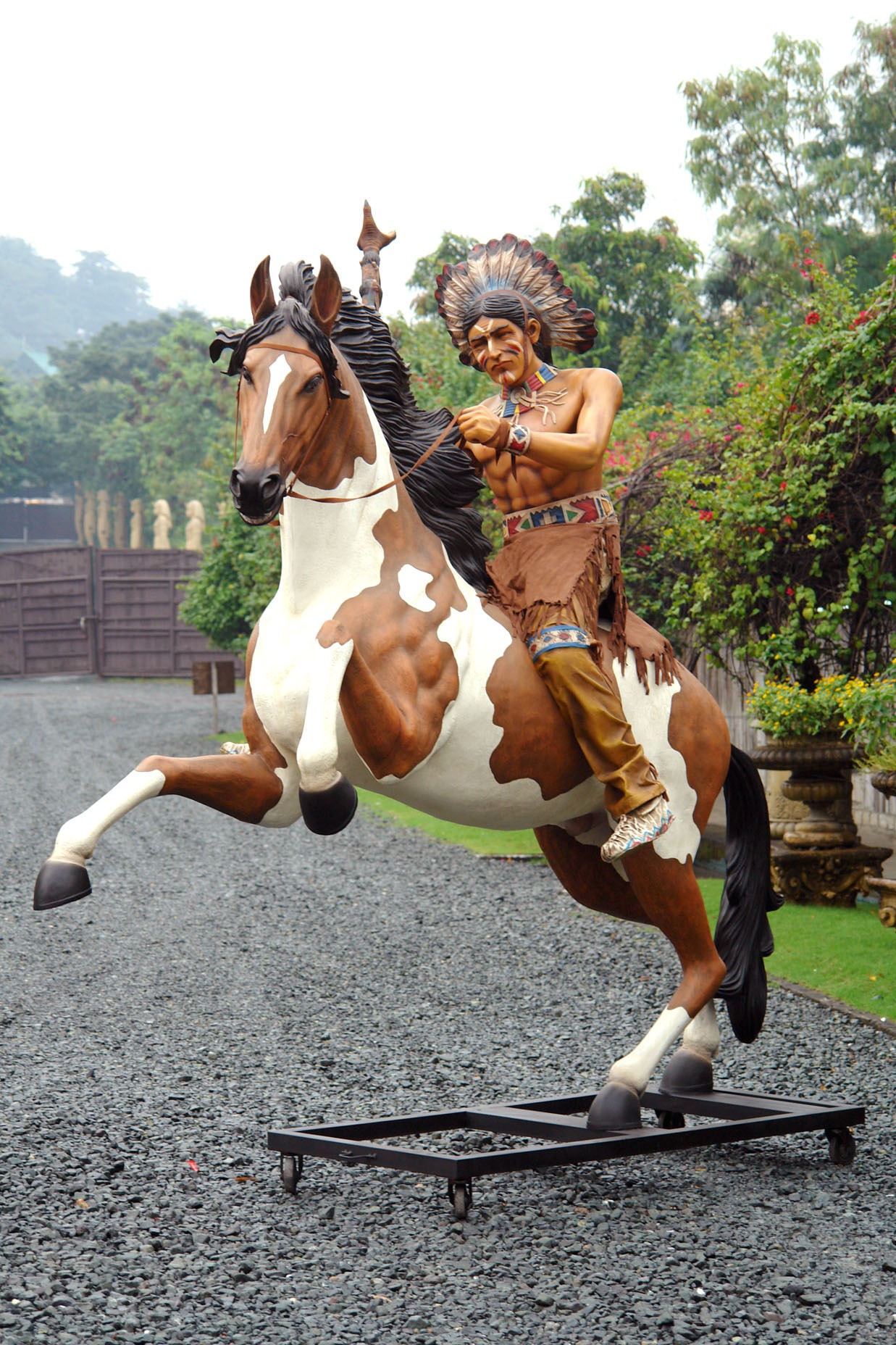 Reitender Indianer auf großem springenden Pferd