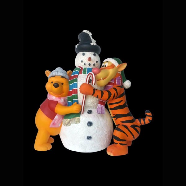 Schneemann wird von Tigger und Pooh umarmt
