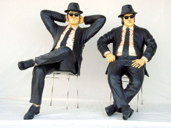 Blues Brothers sitzend