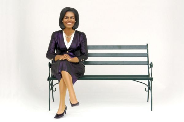 Michelle Obama sitzend auf Bank