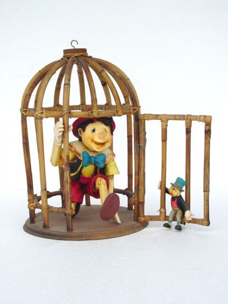 Pinocchio in Käfig