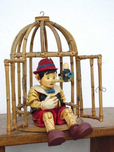Pinocchio in Käfig weinend
