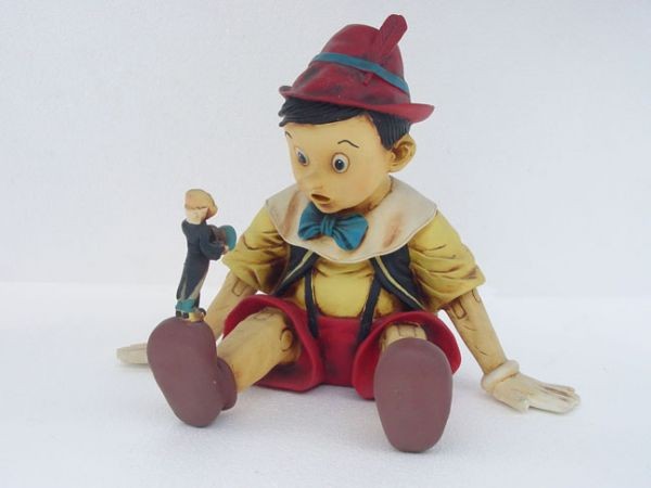 Pinocchio sitzend