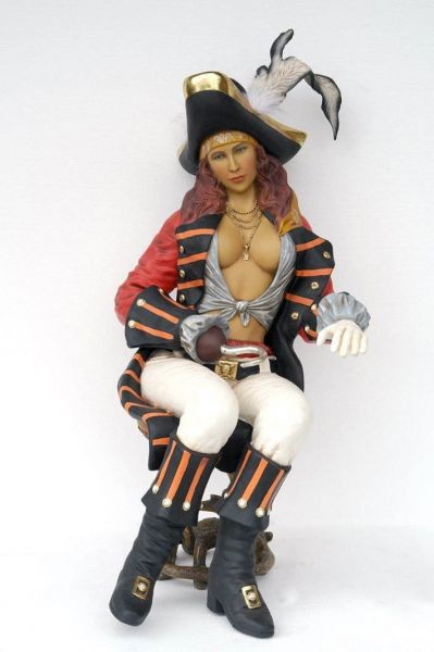 Piratenfrau sexy sitzend