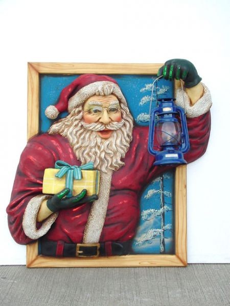 Weihnachtsmann im Fenster mit Öllaterne