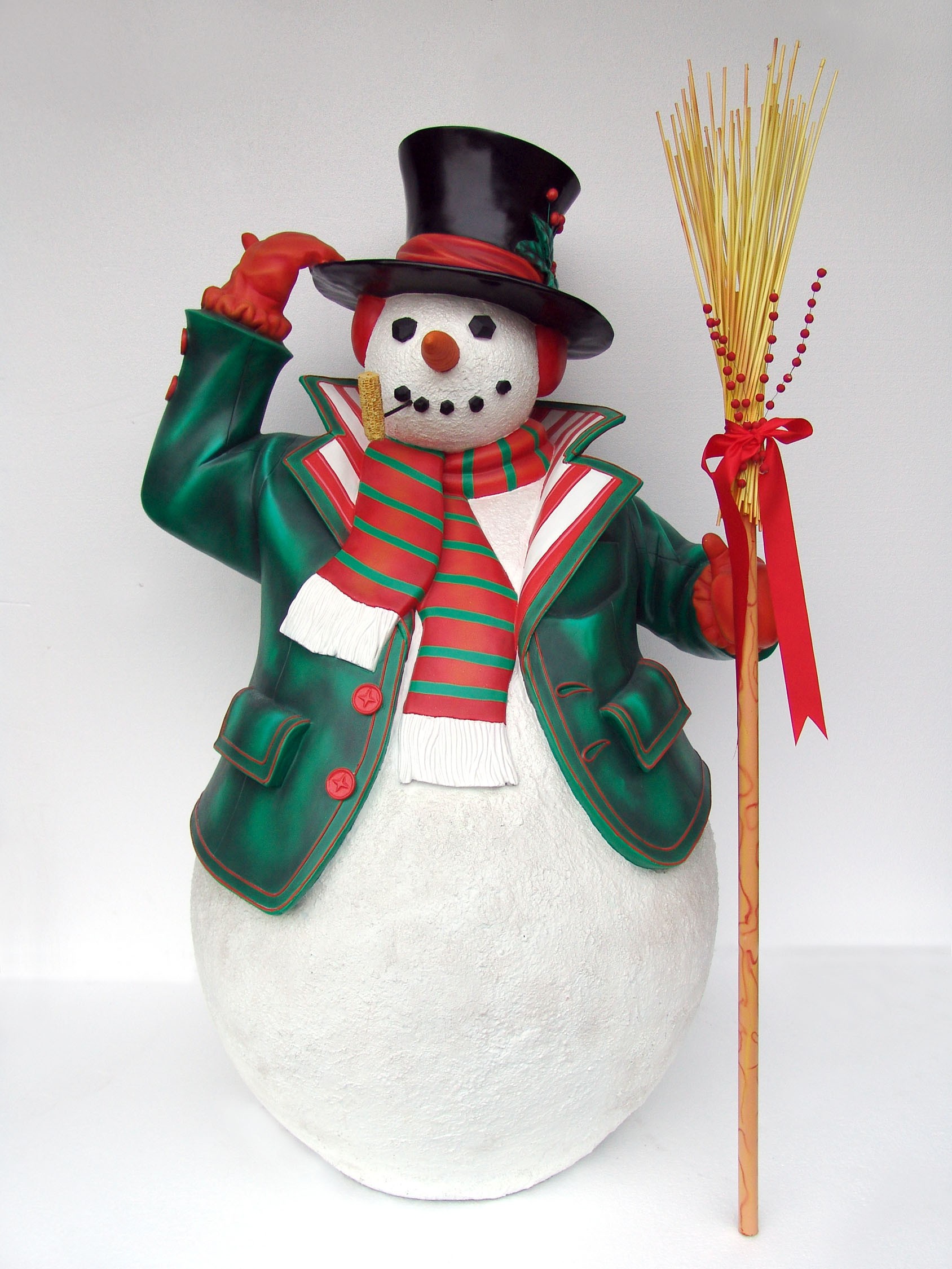 großer Schneemann mit Hut und Besen