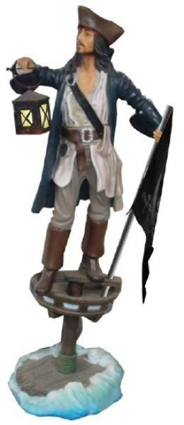 Pirat mit Flagge und Laterne