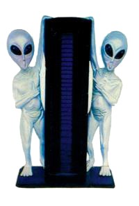 2 Aliens halten CD-Regal