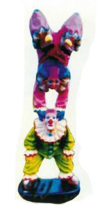 Clown macht Handstand auf anderem Clown klein