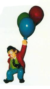 kleiner Clown hängend an Luftballons