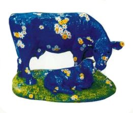 blaue Kuh mit Kalb auf Wiese mit vielen Blüten
