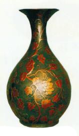 grüne Vase antik mit rötlicher Weinmusterung