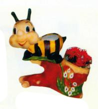 kleine Biene am Ast mit Blumentopf