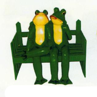 grünes Froschpaar sitzend auf Bank