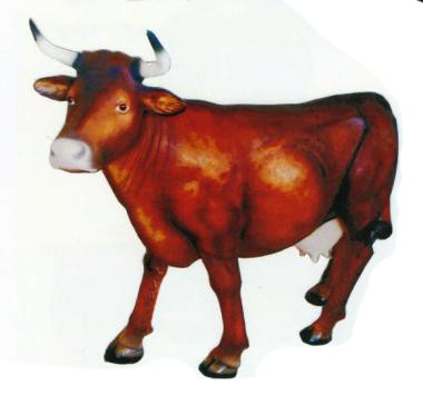 lebensgroße braune Kuh mit Hörnern