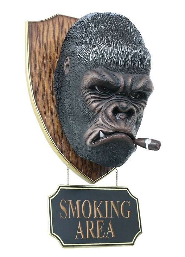 Gorillakopf mit Zigarre und *Smoking Area*Schild