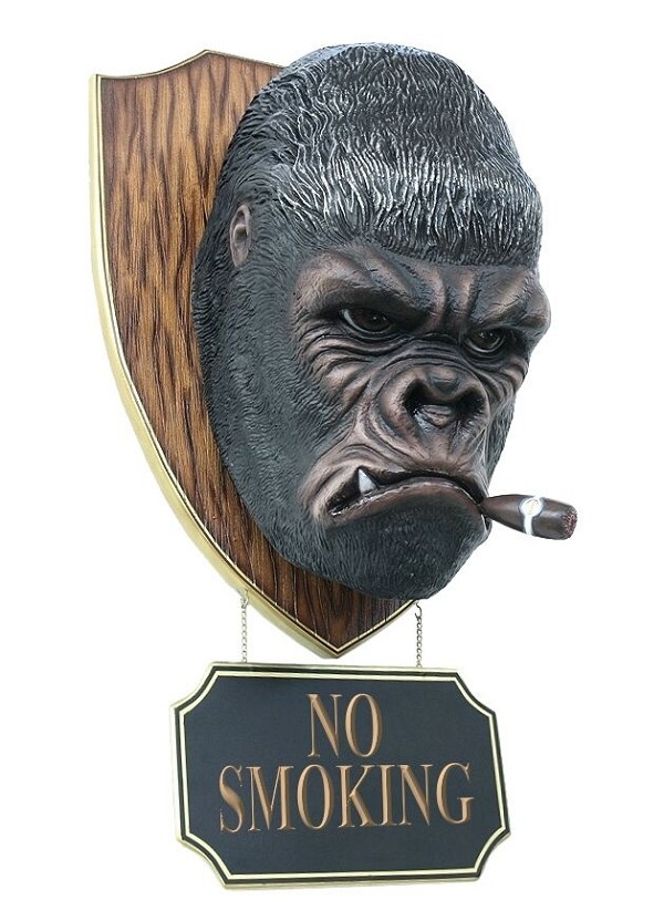Gorillakopf mit Zigarre und *No Smoking*Schild