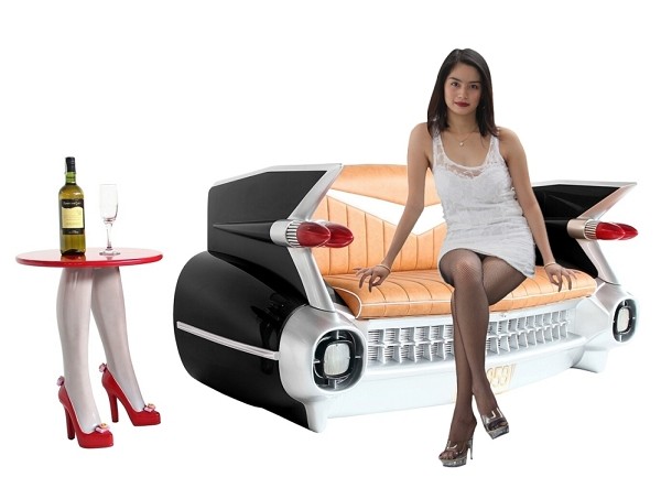 Sofa Cadillac Schwarz mit braunem Polster und Zeitschriften und 
