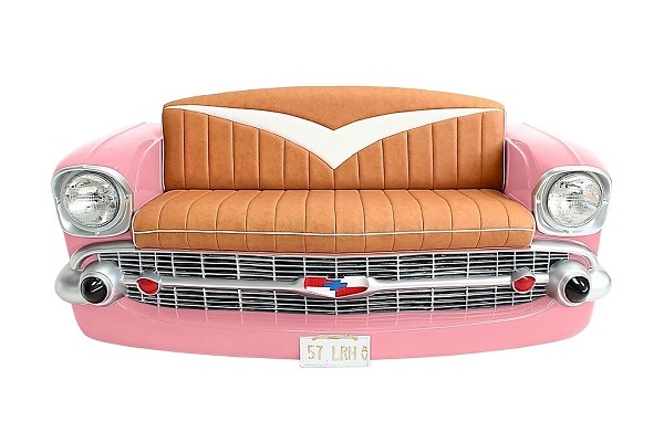 Sofa Chevy Rosa mit braunem Polster und Zeitschriften und Geträn