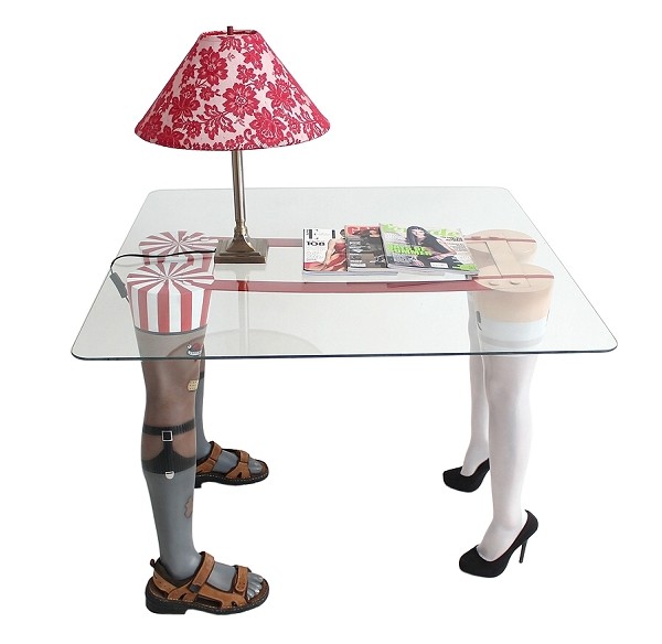Männer  und Frauenbeine Tisch mit kleiner Glasplatte