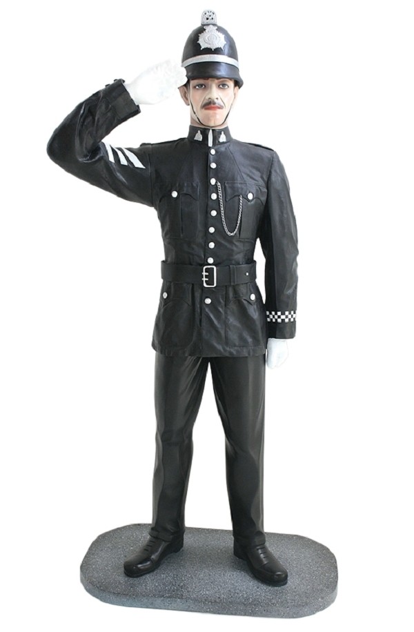 Britischer Polizist mit Helm Salutierend