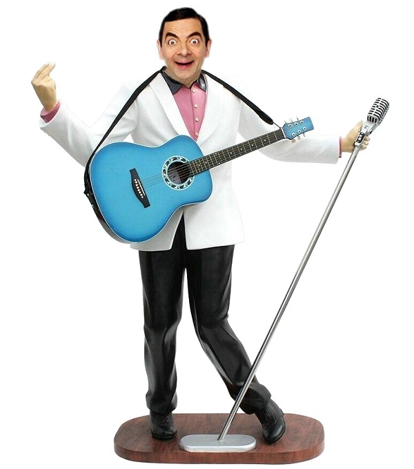 Mr Bean als Elvis im weißen Jackett mit Mikro