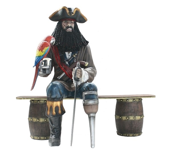 Pirat Blackbeard mit Papagei auf Weinfassbank