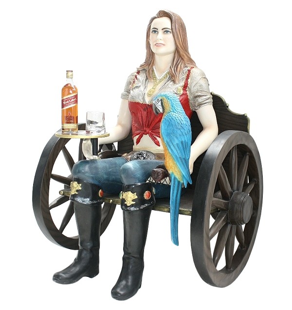 Blonde Piratenfrau auf Wagenbank mit Tablett