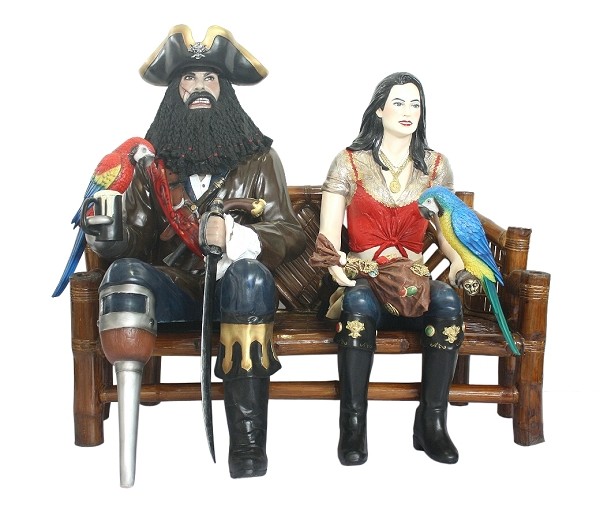 Pirat Blackbeard und Piratenfrau auf Bambusbank