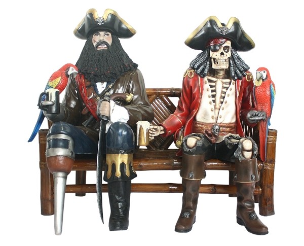 Pirat Blackbeard und Piratenskelett auf Bambusbank