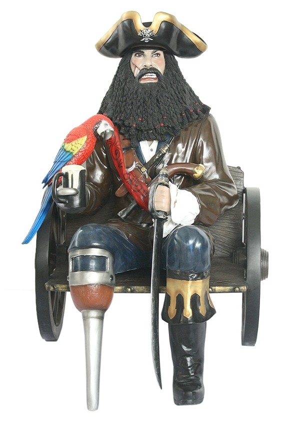 Pirat Blackbeard auf Wagenbank