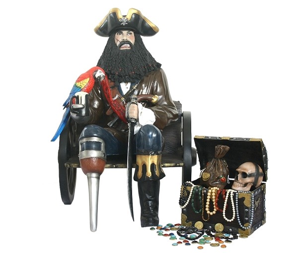 Pirat Blackbeard auf Wagenbank mit Schatztruhe