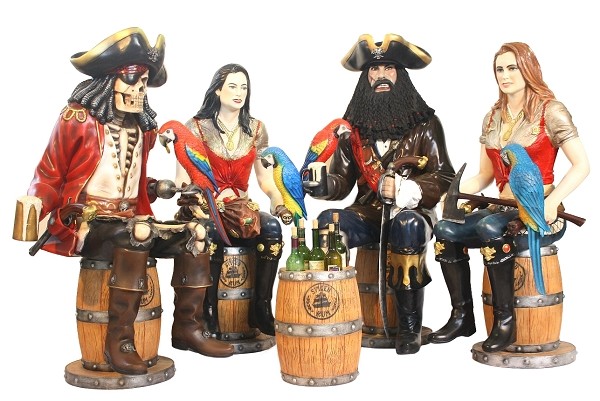Piraten auf Weinfässern mit Weinhalterung
