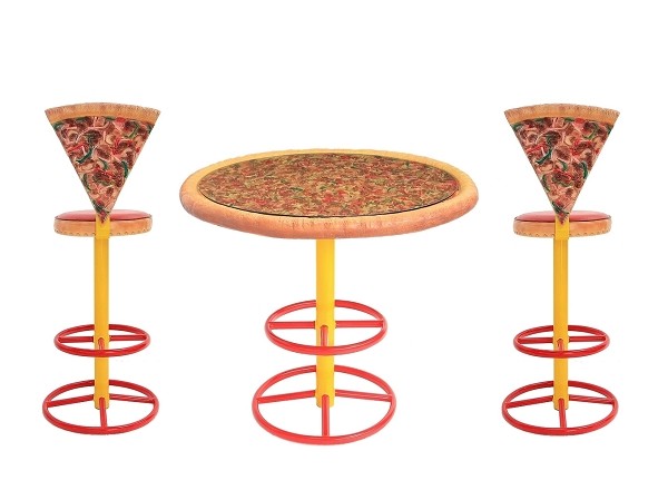 Pizzatisch und Pizzastühle hoch