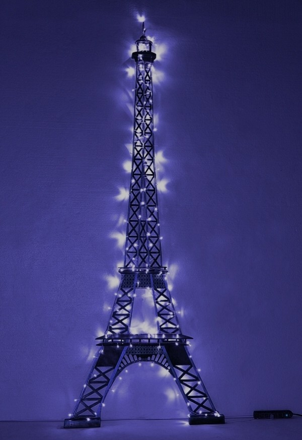 Eiffelturm groß mit Lichtern