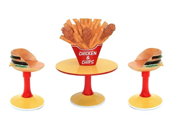 Hühnchen und Pommes Tisch mit Burgerstühlen