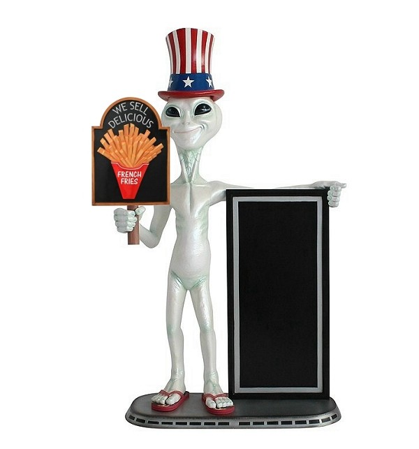 Alien amerika mit Pommes auf Tafel und Angebotstafel
