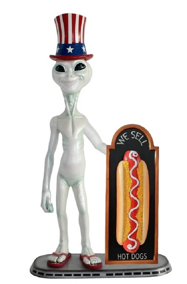Alien amerika mit Hotdog auf Angebotstafel