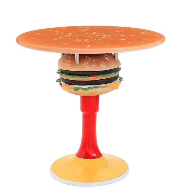 Tisch mit Burger und Ständer und großer Fläche