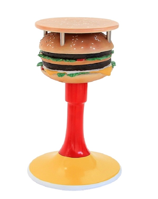 Tisch mit Burger und Ständer und kleiner Fläche