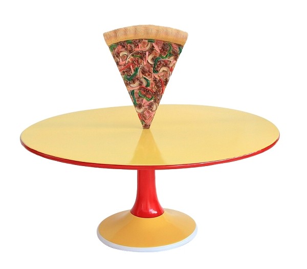 Tisch mit Pizza und großer Fläche