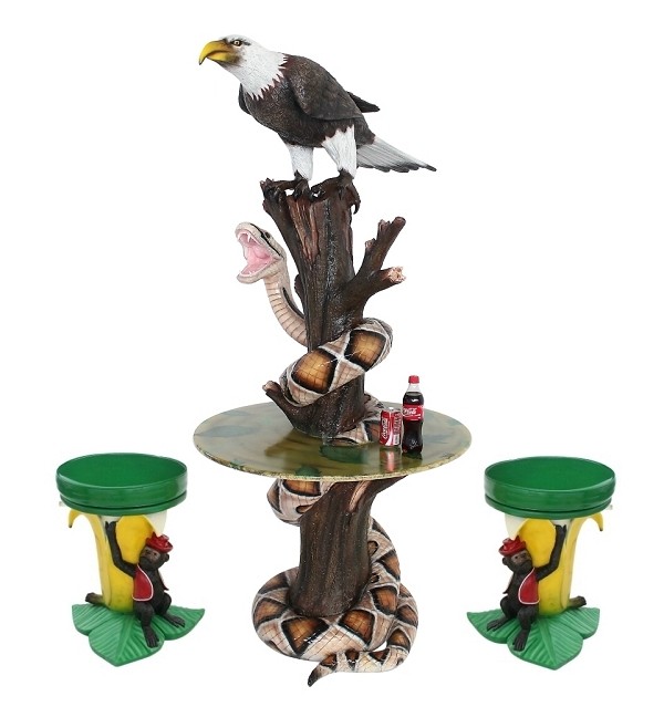 Schlange und Adler auf Baumstamm Tisch und Bananenhocker