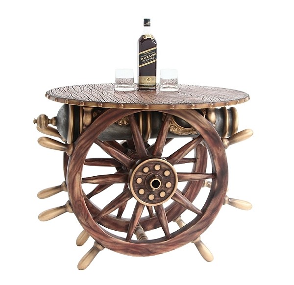 Schiffssteuer und Kanone Tisch mit Holz und Glasplatte