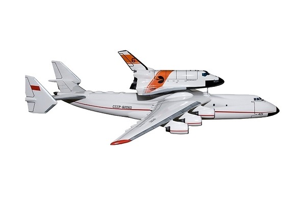Flugzeug Antonov AN225 und Moonraker Shuttle