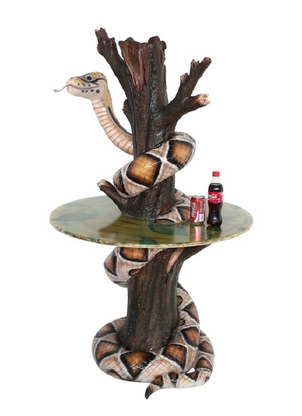 Schlange auf Baumstamm Tisch 